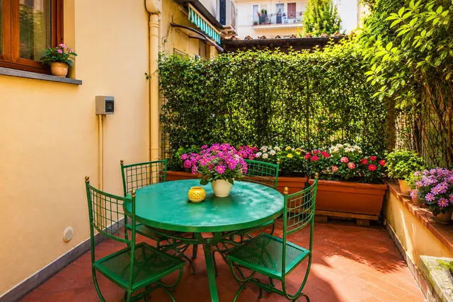 Cortile con tavolo e piante