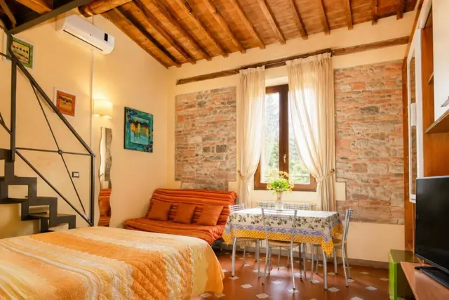 Zona giorno con divano e tavolo
